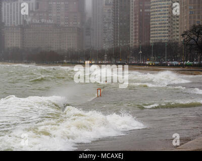 Chicago, Illinois, USA. 14. April 2018. Wellen in Chicago Lake Shore nördlich der Innenstadt. Starke nordöstliche Winde brachten eine Prognose von 12-18 Fuß Wellen am großen See. Quelle: Todd Bannor/Alamy leben Nachrichten Stockfoto