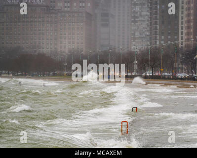 Chicago, Illinois, USA. 14. April 2018. Wellen in Chicago Lake Shore nördlich der Innenstadt. Starke nordöstliche Winde brachten eine Prognose von 12-18 Fuß Wellen am großen See. Quelle: Todd Bannor/Alamy leben Nachrichten Stockfoto