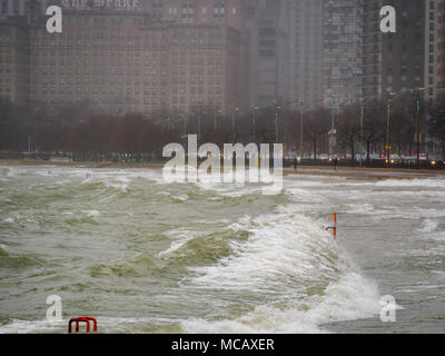 Chicago, Illinois, USA. 14. April 2018. Wellen in Chicago Lake Shore nördlich der Innenstadt. Starke nordöstliche Winde brachten eine Prognose von 12-18 Fuß Wellen am großen See. Quelle: Todd Bannor/Alamy leben Nachrichten Stockfoto