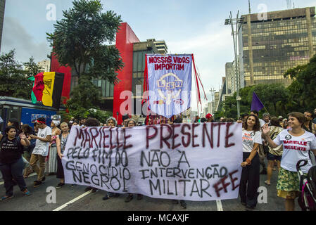 April 15, 2018 - SÃ £ £ o Paulo, São Paulo, Brasilien - SAO PAULO SP, SP 15/04/2018 BRASILIEN - FRANCO - Kriminalität - EINEN MONAT - DEMO: Menschen versammeln sich in der Avenida Paulista, SÃ £ o Paulo, Brasilien während einer Demonstration eines Monats Aktivist Marielle Francos Mord am 15. April 2018 Kennzeichnung. Der Mord an Franco, ein schwarzer brasilianischer Aktivist, die ihren Weg aus den Slums kämpfte eine beliebte Stadtrat zu werden, machte Schlagzeilen um die Welt. Der 38-Jährige, der als Kritiker der Brutalität der Polizei, ein Fürsprecher für Minderheiten und die posterchild für eine neue Art der Politik, wurde erschossen am 14. März in einem Attentat - st Stockfoto