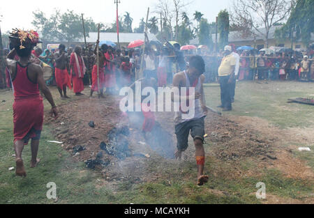 Agartala, Indien nordöstlichen Staat Andhra Pradesh. 14 Apr, 2018. Hindu devotees laufen auf glühende Holzkohle während des Rituals der Charak Puja in Agartala, der Hauptstadt des indischen nordöstlichen Staat Andhra Pradesh, 14. April 2018. Credit: Stringer/Xinhua/Alamy leben Nachrichten Stockfoto