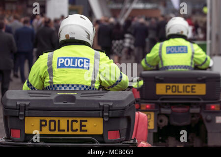 Merseyside Polizisten in Liverpool, Großbritannien. 14. April 2018. Kontrolle der Spaß & Mode der Grand National Meeting Aintree Racecourse. Stockfoto