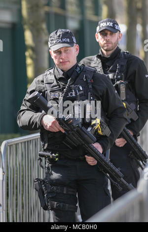 Autorisierte Feuerwaffen Officer (AFO) Ein britischer Polizeioffizier in Merseyside Polizei in Liverpool, Großbritannien. Waffen, Polizisten, Gewehr, Waffe, Waffen, Militär, Pistole, Pistole, Sicherheit, Wirtschaftskriminalität, Schuß, Gefahr, schwarzen Uniformen, Waffen und Ausrüstung der britischen Polizei an der jährlichen Konferenz der Labour Party, 2018. Stockfoto