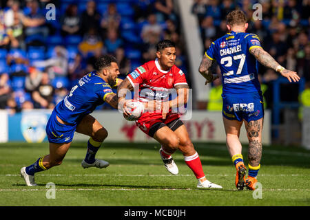 Von Hull Taioalo Vaivai wird von Warrington Wolves von Ryan Atkins 14. April 2018, Halliwell Jones Stadium Mike Gregory Weg, Warrington, WA2 7NE, England in Angriff genommen; Betfred Super League Rugby, Runde 11, Warrington Wolves v Hull Kingston Rovers Stockfoto