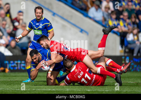 Der Warrington Wolves Ryan Atkins ist der Rumpf Maurice Blair und Matty Marsh 14. April 2018, Halliwell Jones Stadium Mike Gregory Weg, Warrington, WA2 7NE, England; Betfred Super League Rugby, Runde 11, Warrington Wolves v Hull Kingston Rovers angegangen Stockfoto