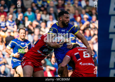 Der Warrington Wolves Ryan Atkins ist der Rumpf Ben Kavanagh (L) und Nick Scruton (R) 14. April 2018, Halliwell Jones Stadium Mike Gregory Weg, Warrington, WA2 7NE, England; Betfred Super League Rugby, Runde 11, Warrington Wolves v Hull Kingston Rovers angegangen Stockfoto