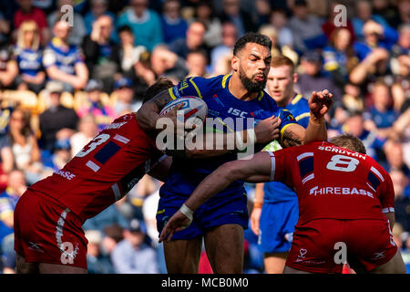 Der Warrington Wolves Ryan Atkins ist der Rumpf Ben Kavanagh (L) und Nick Scruton (R) 14. April 2018, Halliwell Jones Stadium Mike Gregory Weg, Warrington, WA2 7NE, England; Betfred Super League Rugby, Runde 11, Warrington Wolves v Hull Kingston Rovers angegangen Stockfoto