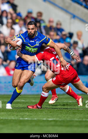 Der Warrington Wolves Ryan Atkins ist der Rumpf von Maurice Blair 14. April 2018, Halliwell Jones Stadium Mike Gregory Weg, Warrington, WA2 7NE, England in Angriff genommen; Betfred Super League Rugby, Runde 11, Warrington Wolves v Hull Kingston Rovers Stockfoto