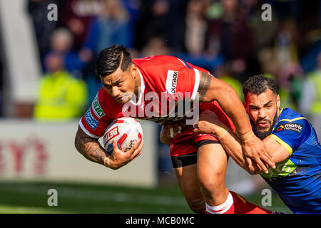 Von Hull Taioalo Vaivai wird von Warrington Wolves von Ryan Atkins 14. April 2018, Halliwell Jones Stadium Mike Gregory Weg, Warrington, WA2 7NE, England in Angriff genommen; Betfred Super League Rugby, Runde 11, Warrington Wolves v Hull Kingston Rovers Stockfoto