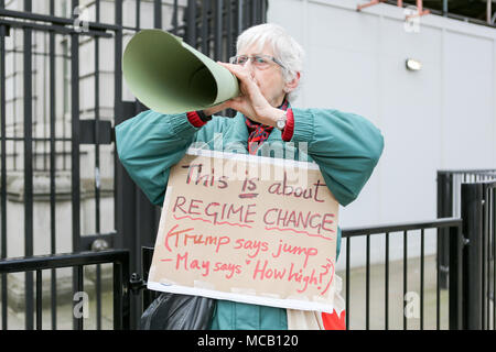 London, Großbritannien. 14. April 2018. Eine Frau, die Proteste gegen die syrischen Raketen Angriff außerhalb Downing Street, Westminster. Penelope Barritt/Alamy leben Nachrichten Stockfoto