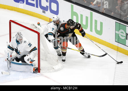 Los Angeles, Kalifornien, USA. 14 Apr, 2018. San Jose Sharks' goalie Martin Jones (31) schützt das Netz als San Jose Sharks' Verteidiger Paul Martin (7) Mias mit Anaheim Ducks, Richard Rakell (67) Während des Spiels 2 eines NHL Hockey runde Endspiel Serie in Anaheim, Kalifornien, 14. April 2018. Die Haie gewann 3-2. Credit: Ringo Chiu/ZUMA Draht/Alamy leben Nachrichten Stockfoto