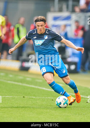 Hoffenheim-Hamburg Fußball, Hoffenheim, April 14, 2018 Nico SCHULZ, Hoff 16 Laufwerke die Kugel, Action, full-size, TSG 1899 Hoffenheim - Hamburger SV 2-0 1. Division Bundesliga, Hoffenheim, April 14, 2018, Saison 2017/2018 © Peter Schatz/Alamy leben Nachrichten Stockfoto