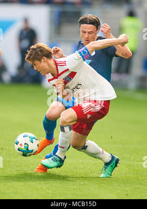 Hoffenheim-Hamburg Fußball, Hoffenheim, 14. April 2018 Gotoku SAKAI, HSV 24 konkurrieren um die Kugel gegen Nico SCHULZ, Hoff 16 TSG 1899 Hoffenheim - Hamburger SV 2-0 1. Division Bundesliga, Hoffenheim, April 14, 2018, Saison 2017/2018 © Peter Schatz/Alamy leben Nachrichten Stockfoto