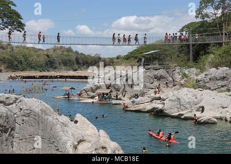 Nueva Ecija, Philippinen. 15 Apr, 2018. Besucher die Minalungao Nationalpark in der Provinz Nueva Ecija, die Philippinen, April 15, 2018 Schafe. Credit: rouelle Umali/Xinhua/Alamy leben Nachrichten Stockfoto