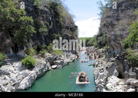 Nueva Ecija, Philippinen. 15 Apr, 2018. Besucher Bambusflöße, wie sie in den Gewässern des Penaranda Fluss innerhalb der Minalungao Nationalpark in der Provinz Nueva Ecija, die Philippinen, April 15, 2018 schwimmen. Credit: rouelle Umali/Xinhua/Alamy leben Nachrichten Stockfoto