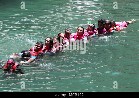 Nueva Ecija, Philippinen. 15 Apr, 2018. Besucher schwimmen im Wasser des Flusses Penaranda innerhalb des Minalungao Nationalpark in der Provinz Nueva Ecija, die Philippinen, 15. April 2018. Credit: rouelle Umali/Xinhua/Alamy leben Nachrichten Stockfoto