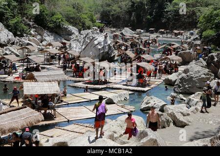 Nueva Ecija, Philippinen. 15 Apr, 2018. Besucher Bambusflöße, wie sie in den Gewässern des Penaranda Fluss innerhalb der Minalungao Nationalpark in der Provinz Nueva Ecija, die Philippinen, April 15, 2018 schwimmen. Credit: rouelle Umali/Xinhua/Alamy leben Nachrichten Stockfoto