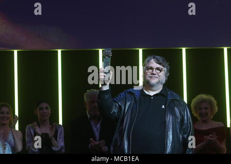 April 15, 2018 - 15 April 2018 (Malaga, Spanien, Andalusien) Der mexikanische Regisseur Guillermo Del Toro auf der 21. Ausgabe des Malaga Festival ausgezeichnet wurde. Kino in Spanisch mit den Málaga-SUR Award, der an diesem Samstag im Teatro Cervantes präsentiert wurde von der Schauspielerin Marisa Paredes und der Schauspieler Ron Perlman Credit: Lorenzo Carnero/ZUMA Draht/Alamy leben Nachrichten Stockfoto