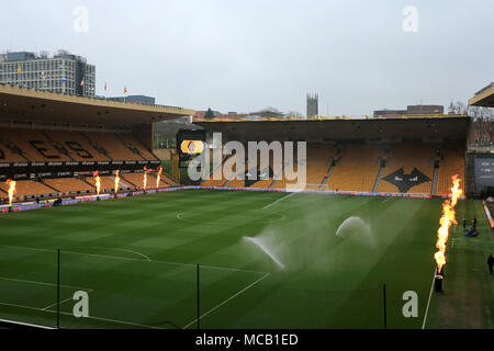 Wolverhampton, Großbritannien. 15. April 2018. Die Molineux Stadium dargestellt vor dem Ausschalten der Tonhöhe zu treten bewässert. EFL Skybet Meisterschaft übereinstimmen, Wolverhampton Wanderers v Birmingham City an Molineux Stadium in Wolverhampton am Sonntag, dem 15. April 2018. Dieses Bild dürfen nur für redaktionelle Zwecke verwendet werden. Nur die redaktionelle Nutzung, eine Lizenz für die gewerbliche Nutzung erforderlich. Keine Verwendung in Wetten, Spiele oder einer einzelnen Verein/Liga/player Publikationen. pic von Paul Roberts/Andrew Orchard sport Fotografie/Alamy leben Nachrichten Stockfoto