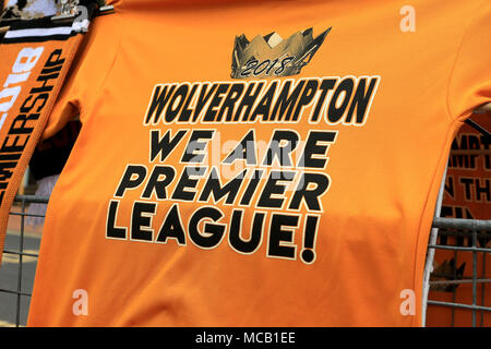 Wolverhampton, Großbritannien. 15. April 2018. merchandise Stände zeigen ihre Feierlichen T-Shirts die Vereine Förderung zurück in die Premier League zu gedenken. EFL Skybet Meisterschaft übereinstimmen, Wolverhampton Wanderers v Birmingham City an Molineux Stadium in Wolverhampton am Sonntag, dem 15. April 2018. Dieses Bild dürfen nur für redaktionelle Zwecke verwendet werden. Nur die redaktionelle Nutzung, eine Lizenz für die gewerbliche Nutzung erforderlich. Keine Verwendung in Wetten, Spiele oder einer einzelnen Verein/Liga/player Publikationen. pic von Paul Roberts/Andrew Orchard sport Fotografie/Alamy leben Nachrichten Stockfoto