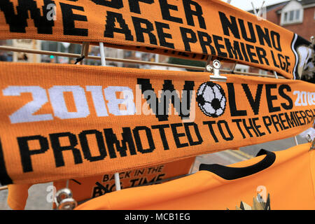 Wolverhampton, Großbritannien. 15. April 2018. merchandise Ständen verkaufen ihre Feierlichen Schals die Vereine Förderung zurück in die Premier League zu gedenken. EFL Skybet Meisterschaft übereinstimmen, Wolverhampton Wanderers v Birmingham City an Molineux Stadium in Wolverhampton am Sonntag, dem 15. April 2018. Dieses Bild dürfen nur für redaktionelle Zwecke verwendet werden. Nur die redaktionelle Nutzung, eine Lizenz für die gewerbliche Nutzung erforderlich. Keine Verwendung in Wetten, Spiele oder einer einzelnen Verein/Liga/player Publikationen. pic von Paul Roberts/Andrew Orchard sport Fotografie/Alamy leben Nachrichten Stockfoto