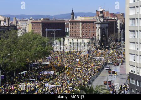 Barcelona, Spanien. 15. April 2018. Massendemonstration in Barcelona gegen politische Verhaftungen. Fast sechs Monate sind seit der Inhaftierung des Grassroots pro-unabhängigkeit Aktivisten Jordi Cuixart und Jordi Sanchez, der letzte Präsidentschaftskandidaten übergeben. Sie wurden von der spanischen Polizei für ihre Rollen in der Roadmap für die Katalanische selbst verhaftet - Bestimmung. Zu diesem Anlass, eine Plattform, die aus verschiedenen Organisationen, die sich für Bürgerrechte und gegen Kredit: Marc Soler/Alamy leben Nachrichten Stockfoto