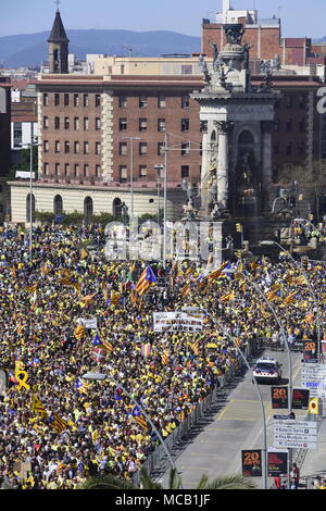 Barcelona, Spanien. 15. April 2018. Massendemonstration in Barcelona gegen politische Verhaftungen. Fast sechs Monate sind seit der Inhaftierung des Grassroots pro-unabhängigkeit Aktivisten Jordi Cuixart und Jordi Sanchez, der letzte Präsidentschaftskandidaten übergeben. Sie wurden von der spanischen Polizei für ihre Rollen in der Roadmap für die Katalanische selbst verhaftet - Bestimmung. Zu diesem Anlass, eine Plattform, die aus verschiedenen Organisationen, die sich für Bürgerrechte und gegen Kredit: Marc Soler/Alamy leben Nachrichten Stockfoto