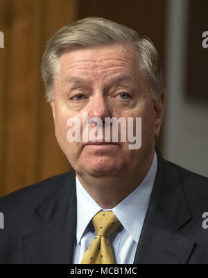 Washington, District of Columbia, USA. 12 Apr, 2018. United States Senator Lindsey Graham (Republikaner von South Carolina) nimmt an der US-Senat im Ausschuss für die Streitkräfte gehör'' über die Haltung der Abteilung der Armee in der Verteidigung Antrag auf Genehmigung für das Geschäftsjahr 2019 und die kommenden Jahre Verteidigung Programm'' auf dem Capitol Hill in Washington, DC am Donnerstag, dem 12. April 2018. Quelle: Ron Sachs/CNP Credit: Ron Sachs/CNP/ZUMA Draht/Alamy leben Nachrichten Stockfoto