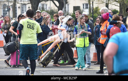 Brighton UK 15. April 2018 - eine Junggesellenparty übergibt die Tausende von Läufern Teil in den Brighton Marathon heute als auch für die Marathon Saison unter Weise in Großbritannien: Simon Dack/Alamy Leben Nachrichten erhält Stockfoto