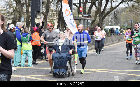 Brighton UK 15. April 2018 - Tausende von Läufern Teil in den Brighton Marathon heute als auch für die Marathon Saison unter Weise in Großbritannien: Simon Dack/Alamy Leben Nachrichten erhält Stockfoto