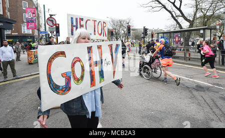 Brighton, Großbritannien - 15 April 2018 Specatators Beifall auf der Tausende von Läufern Teil in den Brighton Marathon heute als auch für die Marathon Saison unter Weise in Großbritannien: Simon Dack/Alamy Leben Nachrichten erhält Stockfoto