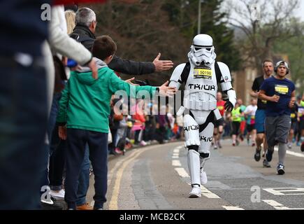 Brighton, Sussex UK 15. April 2018 - ein Star Wars Storm Trooper Teil findet in den Brighton Marathon in Südengland. Credit: James Boardman/Alamy leben Nachrichten Stockfoto