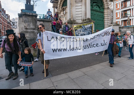 London, Großbritannien. 14. April 2018. Die Tour der wohlhabendsten Viertel Londons, vom Land Gerechtigkeit Netzwerk-Led schaltet Landbesitz in Großbritannien zu beweisen, ist eine der größten Ungleichheit in der Welt, sowohl in den ländlichen Gegenden und in den Städten. Die Tour begann in Westminster, weitgehend von dem Herzog von Westminster, an relevanten Punkten auf den Grosvenor Estate, Park Lane, im Hyde Park, Grosvenor Crescent und Belgrave Square für Informationen und Reden zu stoppen, endend am 93 Hektar des Cadogan Immobilien, die wohlhabendste Teil von Kensington & Chelsea für eine Abschlusskundgebung. Ungleicher Besitz von Land ist die Grundlage für die Stockfoto