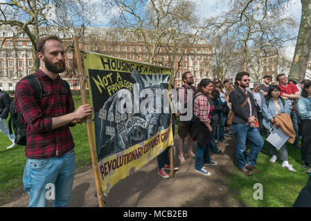 London, Großbritannien. 14. April 2018. "Wohnen ist ein Recht, nicht Staaten ein Privileg", das Banner der RCG (Revolutionäre Kommunistische Gruppe) an der Tour der wohlhabendsten Viertel Londons, vom Land Gerechtigkeit Netzwerk-LED zeigt Landbesitz in Großbritannien ist einer der größten Ungleichheit in der Welt, sowohl in den ländlichen Gegenden und in den Städten. Die Tour begann in Westminster, weitgehend von dem Herzog von Westminster, und hielt sie für einige Gespräche in den Grosvenor Square, bevor Sie mit weiteren relevanten Punkte auf der Grosvenor Estate, Park Lane, im Hyde Park, Grosvenor Crescent und Belgrave Square für Informationen und speec Stockfoto