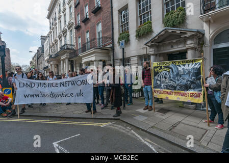 London, Großbritannien. 14. April 2018. Eine Tour der wohlhabendsten Viertel Londons, geführt durch das Land Justice Network hält gegenüber einem Haus auf der oberen Grosvenor St durch eine Offshore Gesellschaft auf den British Virgin Islands, die fast 15 Jahre leer. Häuser werden als Vermögenswerte, anstatt Menschen zu Hause verwendet. Die Tour zeigt Landbesitz in Großbritannien ist einer der größten Ungleichheit in der Welt, sowohl in den ländlichen Gegenden und in den Städten. Die Tour begann in Westminster, weitgehend von dem Herzog von Westminster besessen, und stoppen Sie bei relevanten Punkte auf der Grosvenor Estate, Park Lane, im Hyde Park, Grosvenor Crescent und B Stockfoto