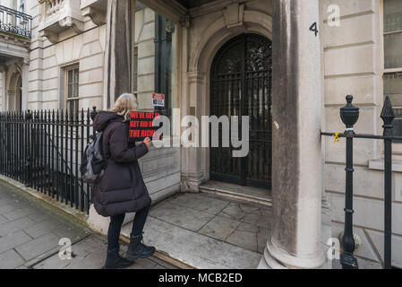 London, Großbritannien. 14. April 2018. Eine Demonstrantin Spaziergänge an der Tür eines Hauses auf Upper Grosvenor St durch eine Offshore Gesellschaft auf den British Virgin Islands, die seit fast 15 Jahren mit einem Gips leer" wurde Wir haben sich von der Reichen", die Häuser als Vermögenswerte, anstatt Menschen zu Hause zu erhalten. Die Tour wohlhabendsten Viertel Londons, vom Land Gerechtigkeit Netzwerk-LED zeigt Landbesitz in Großbritannien ist einer der größten Ungleichheit in der Welt, sowohl in den ländlichen Gegenden und in den Städten. Die Tour begann in Westminster, weitgehend von dem Herzog von Westminster besessen, und stoppen Sie bei relevanten Punkte auf der Grosvenor Stockfoto