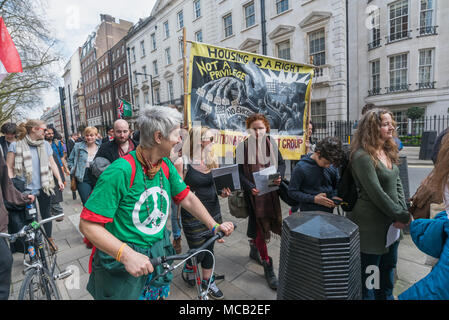 London, Großbritannien. 14. April 2018. Eine Tour der wohlhabendsten Viertel Londons, vom Land Gerechtigkeit Netzwerk-LED zeigt Landbesitz in Großbritannien ist einer der größten Ungleichheit in der Welt, sowohl in den ländlichen Gegenden und in den Städten. Die Tour begann in Westminster, weitgehend von dem Herzog von Westminster, an relevanten Punkten auf den Grosvenor Estate, Park Lane, im Hyde Park, Grosvenor Crescent und Belgrave Square für Informationen und Reden zu stoppen, endend am 93 Hektar des Cadogan Immobilien, die wohlhabendste Teil von Kensington & Chelsea für eine Abschlusskundgebung. Ungleicher Besitz von Land ist die Grundlage für die Klasse System Stockfoto