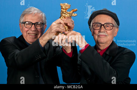 Eingereicht - 18. Februar 2012, Deutschland, Berlin: Die italienischen Regisseuren Vittorio Taviani (R) und Paolo Taviani präsentieren den Goldenen Bären, die Sie für Ihren Film erhielt "Ceasar muss sterben" (Cesare deve morire) bei den Internationalen Filmfestspielen Berlin. Vittorio Taviani verstorben. Foto: Tim Brakemeier/dpa Stockfoto