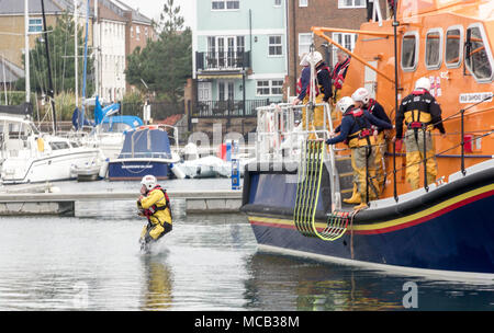 Eastbourne, Großbritannien. 15. April 2018. Die Crew der Royal National Lifeboat Institution alle Wetter Rettungsboot "Diamond Jubilee" Praxis Mann-über-Bord recovery Bohrer an ihre Heimat Hafen von Sovereign Harbour im Süden von England. Da das Wetter verbessert und mehr Menschen besuchen diese populären South Coast Resort zum Wasser zu nehmen, die Anzahl der Vorfälle erwartet wird, zu erhöhen. Diese weitgehend ehrenamtliche Crew Mitglieder sind 24 Stunden jeden Tag des Jahres zur Verfügung. Credit: Alan Fraser Stockfoto