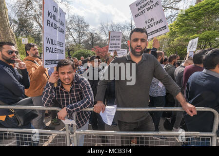 London, Großbritannien. 14. April 2018. Hizb Ut-Tahrir Großbritannien Protest gegenüber der türkischen Botschaft gegen türkische Komplizenschaft in Syrien zurück Übergabe an Assad in Übereinstimmung mit den kolonialen Interessen. Ihre Kritik an der Türkei geht zurück auf die Abschaffung 1922 Der osmanische Staat und die türkische Anerkennung des zionistischen Besatzung Palästinas im Jahr 1949 und der Stärkung des türkischen Präsidenten Erdogan militärische und wirtschaftliche Beziehungen mit Israel beschuldigen. Credit: Peter Marschall/Alamy leben Nachrichten Stockfoto