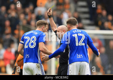 Wolverhampton, Großbritannien. 15. April 2018. Michael Morrison von Birmingham City erhält eine Buchung von Schiedsrichter. EFL Skybet Meisterschaft übereinstimmen, Wolverhampton Wanderers v Birmingham City an Molineux Stadium in Wolverhampton am Sonntag, dem 15. April 2018. Dieses Bild dürfen nur für redaktionelle Zwecke verwendet werden. Nur die redaktionelle Nutzung, eine Lizenz für die gewerbliche Nutzung erforderlich. Keine Verwendung in Wetten, Spiele oder einer einzelnen Verein/Liga/player Publikationen. pic von Paul Roberts/Andrew Orchard sport Fotografie/Alamy leben Nachrichten Stockfoto