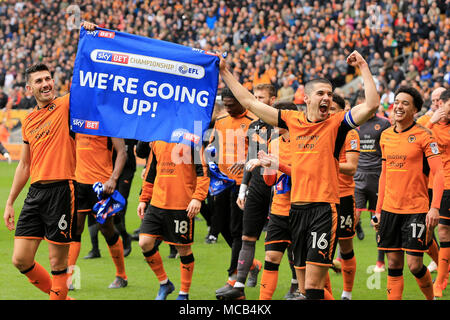 Wolverhampton, Großbritannien. 15. April 2018. Wolverhampton Wanderers Spieler feiern nach der Bestätigung Förderung zurück in die Premier League. EFL Skybet Meisterschaft übereinstimmen, Wolverhampton Wanderers v Birmingham City an Molineux Stadium in Wolverhampton am Sonntag, dem 15. April 2018. Dieses Bild dürfen nur für redaktionelle Zwecke verwendet werden. Nur die redaktionelle Nutzung, eine Lizenz für die gewerbliche Nutzung erforderlich. Keine Verwendung in Wetten, Spiele oder einer einzelnen Verein/Liga/player Publikationen. pic von Paul Roberts/Andrew Orchard sport Fotografie/Alamy leben Nachrichten Stockfoto