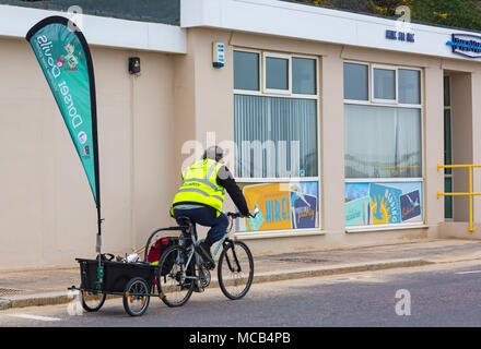 Bournemouth, Dorset, Großbritannien. 15. April 2018. Kunststoff frei Bournemouth halten ihre erste Gemeinschaft Strand sauber als Teil der Surfer gegen Abwasser Frühling Strand sauber. Die Freiwilligen nehmen an Abholung Wurf zwischen Boscombe Pier und dem Bournemouth Pier, trotz des trüben Wetters mit Regen auf seine Weise. Credit: Carolyn Jenkins/Alamy leben Nachrichten Stockfoto