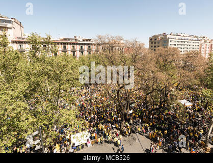 Barcelona, Spanien. 15. April 2018. Die Bürger von Barcelona sind zu sammeln und marschieren entlang Parallel während einer Demonstration von der katalanischen Plattform Espai Democràcia ich Quiniela unter dem Motto "Für die Rechte und die Freiheit, für die Demokratie und den Zusammenhalt, wir wollen, dass Sie sich in Barcelona im Nordosten Spaniens, 15. April 2018. Der Protest wurde sechs Monate nach der Inhaftierung von katalanischen Präsidentschaftskandidat Jordi Sanchez und Unabhängigkeit des Unternehmens des Omnium kulturelle Präsident, Jordi Cuixart. Credit: Paul Gareth Sands/Alamy leben Nachrichten Stockfoto