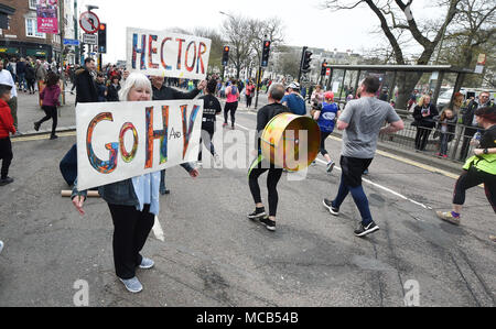 Brighton UK 15. April 2018 - Tausende von Läufern Teil in den Brighton Marathon heute als auch für die Marathon Saison in das Vereinigte Königreich erhält Stockfoto