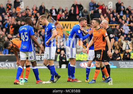 Wolverhampton, Großbritannien. 15. April 2018. Bluff Bed and Breakfast Dekan der Birmingham City ist durch die Schiedsrichter geschickt für eine professionelle Foul. EFL Skybet Meisterschaft übereinstimmen, Wolverhampton Wanderers v Birmingham City an Molineux Stadium in Wolverhampton am Sonntag, dem 15. April 2018. Dieses Bild dürfen nur für redaktionelle Zwecke verwendet werden. Nur die redaktionelle Nutzung, eine Lizenz für die gewerbliche Nutzung erforderlich. Keine Verwendung in Wetten, Spiele oder einer einzelnen Verein/Liga/player Publikationen. pic von Paul Roberts/Andrew Orchard sport Fotografie/Alamy leben Nachrichten Stockfoto