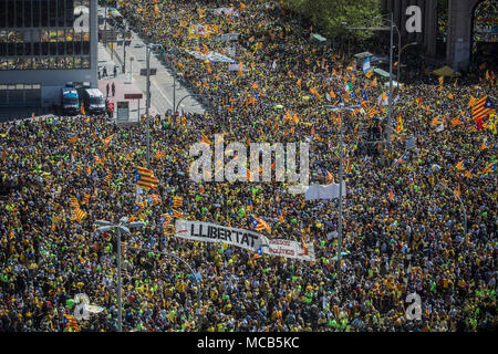 Barcelona, Spanien, 15. April 2018 die Befürworter der Unabhängigkeit Kataloniens in einer Demonstration festgenommen Unterstützung katalanischer Politiker teilnehmen. Zahlreiche Separatisten wurden im Zuge der verbotenen Unabhängigkeit Referendum im Oktober 2017 verhaftet. Sie sind der Rebellion und der Unterschlagung öffentlicher Gelder beschuldigt. Foto: Santi Palacios/º/dpa Quelle: dpa Picture alliance/Alamy leben Nachrichten Stockfoto