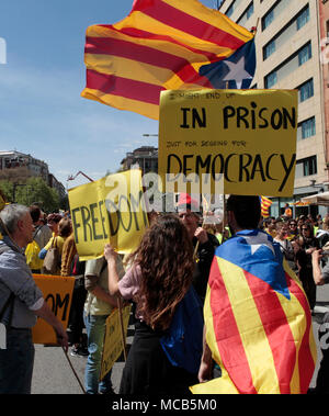 Barcelona, Spanien. 15. April 2018. Freiheit für politische Gefangene Demonstration im Zentrum von Barcelona, in der Av. del Parallel. Hunderte von Tausende von Katalanen treffen sich in einer Demonstration Unterstützung für die politischen Gefangenen, die in Madrid für verfassungsfeindliche Verhalten festgehalten wurden. Credit: Rich Bowen/Alamy leben Nachrichten Stockfoto