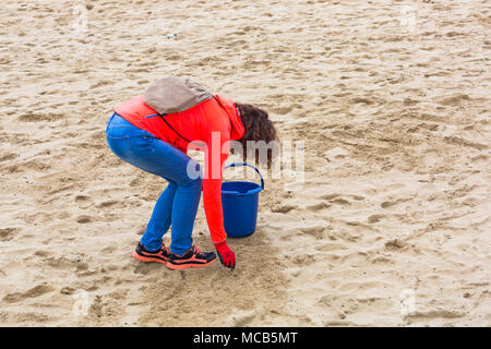 Bournemouth, Dorset, Großbritannien. 15. April 2018. Kunststoff frei Bournemouth halten ihre erste Gemeinschaft Strand sauber als Teil der Surfer gegen Abwasser Frühling Strand sauber. Die Freiwilligen nehmen an Abholung Wurf zwischen Boscombe Pier und dem Bournemouth Pier, trotz des trüben Wetters mit Regen auf seine Weise. Credit: Carolyn Jenkins/Alamy leben Nachrichten Stockfoto