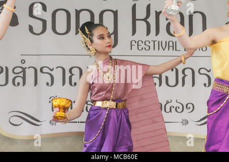 London, Großbritannien. 15. April 2018. Traditionelle Thai Tänzer führt auf dem Thai Neujahr (Songkran) an der Buddhapadipa Tempel in Wimbledon, der größten thailändischen Tempel in Großbritannien mit religiösen Zeremonien, klassischer Musik und Tanz Performances sowie Stände, Thai Food, Lebensmittel und Souvenirs Stockfoto